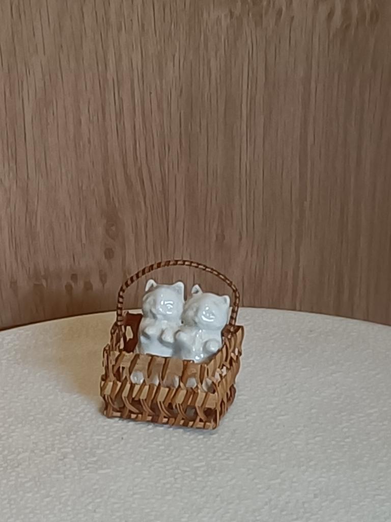 Mandje met poesjes poppenhuis, Ophalen of Verzenden, Gebruikt, Poppenhuis