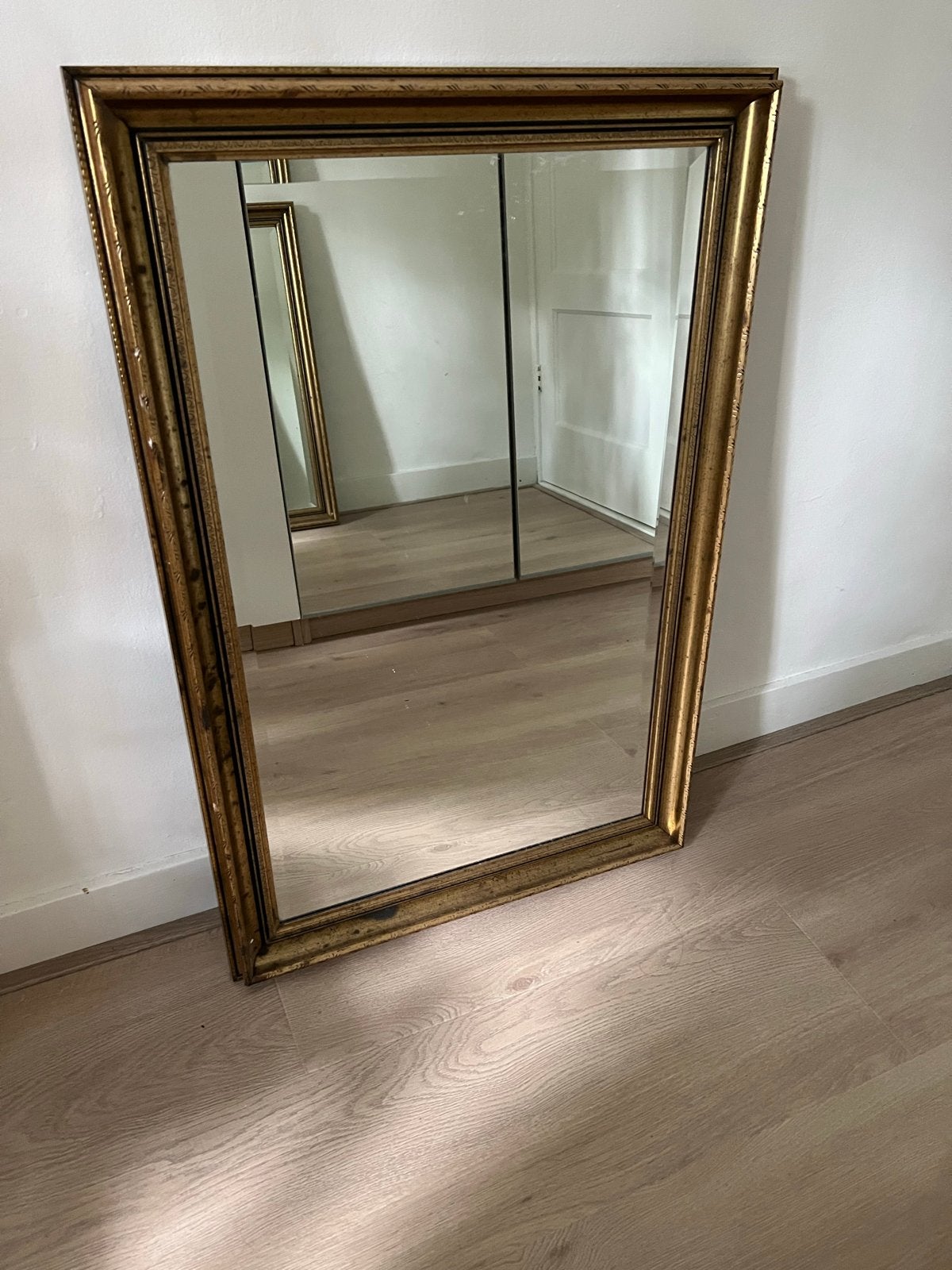 Gouden spiegel met sierlijke lijst, Huis en Inrichting, Woonaccessoires | Spiegels, Ophalen, Gebruikt, 100 tot 150 cm, Rechthoekig