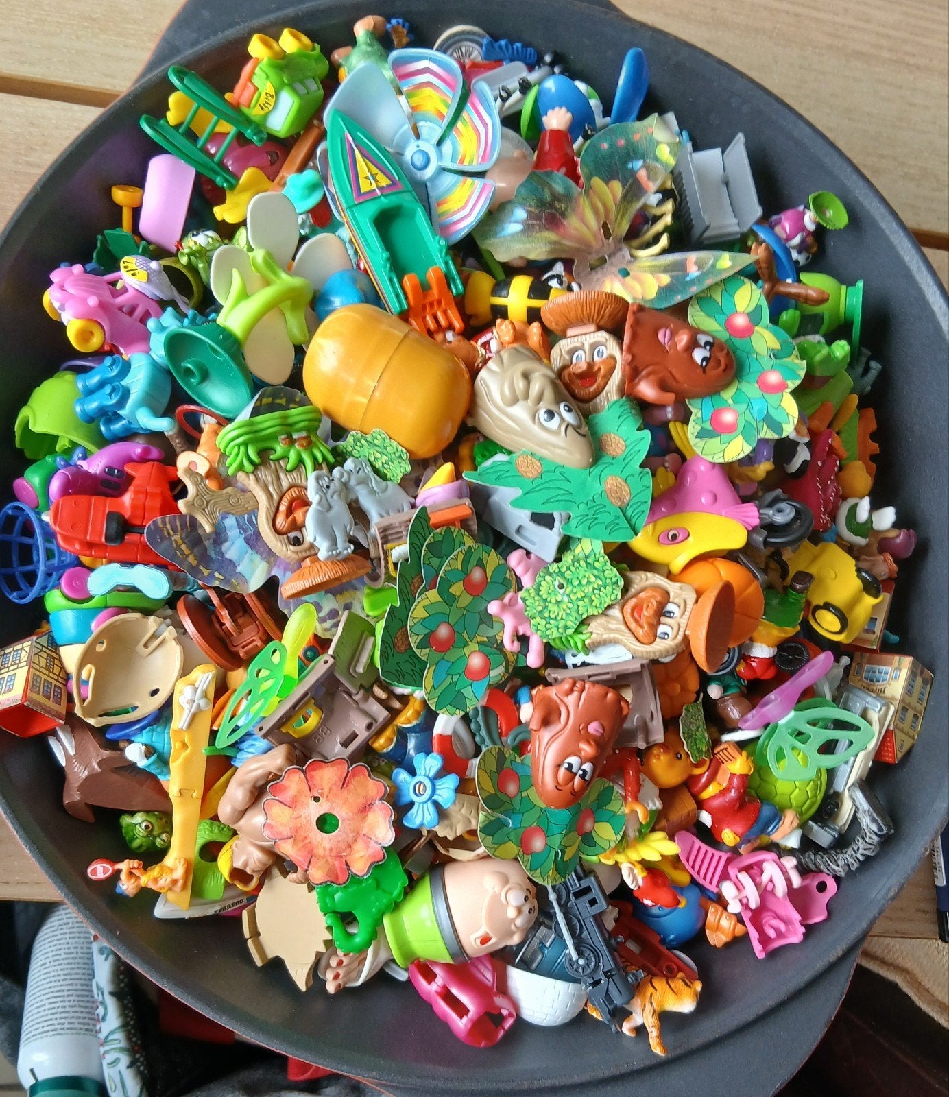 Grote partij verrassingsei-surprises begin 2000, ongebruikt, Verzamelen, Ophalen of Verzenden, Zo goed als nieuw, Hardplasticfiguren
