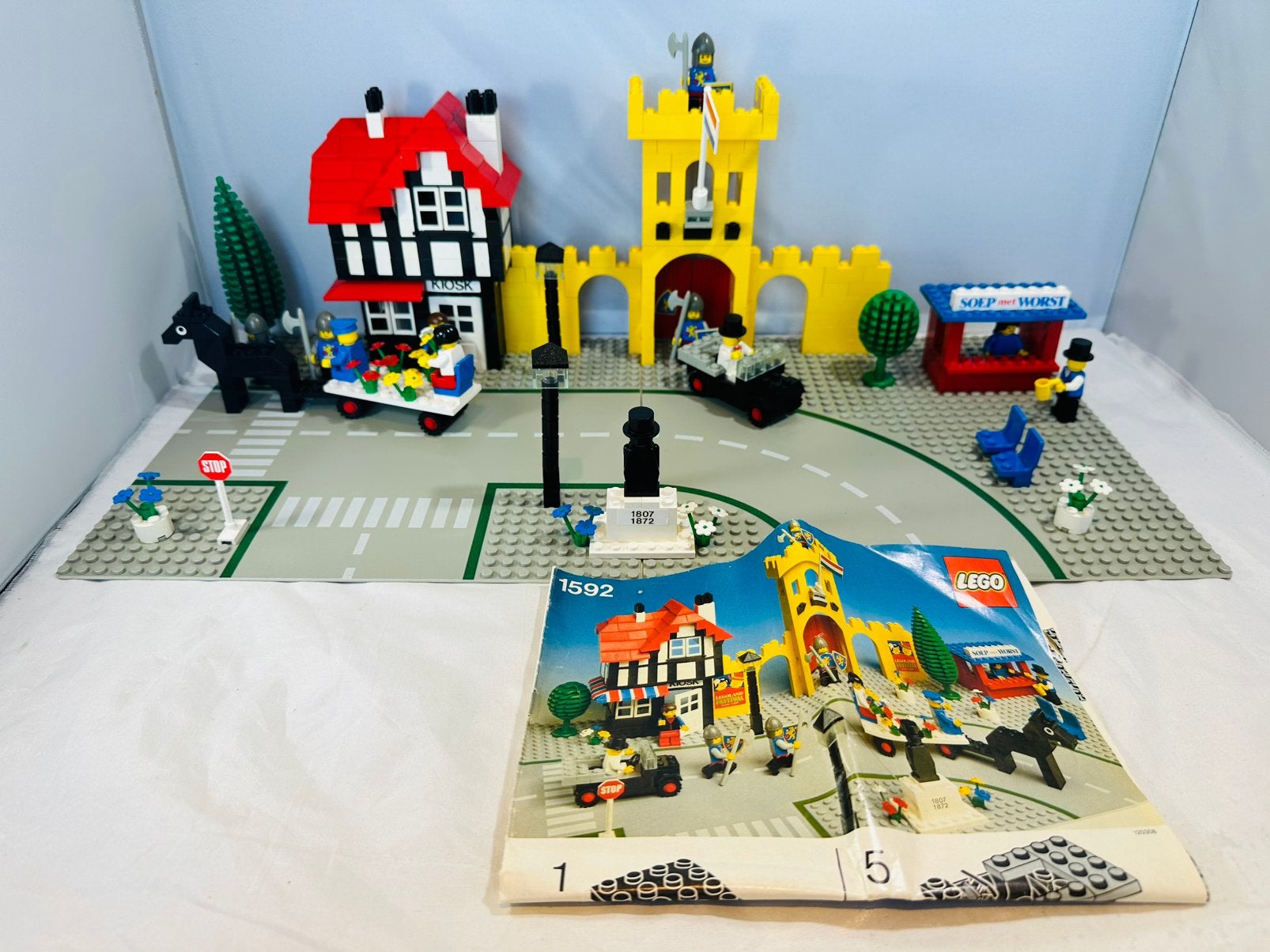 Lego 1592-2 Town Square - Castle Scene {Dutch Version}, Kinderen en Baby's, Speelgoed | Duplo en Lego, Gebruikt, Overige thema's
