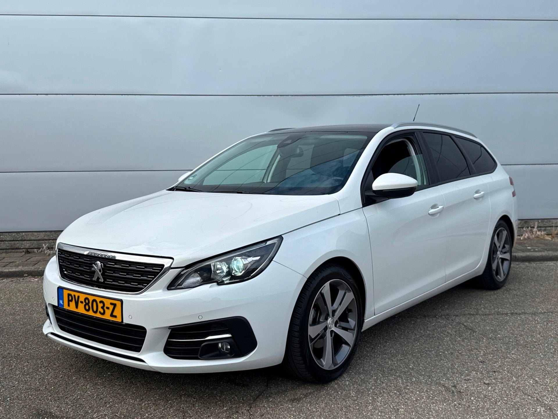 Peugeot 308 SW 1.6 BlueHDI GT Executive (bj 2017) XENON|LEER, Auto's, Peugeot, Voorwielaandrijving, Gebruikt, 4 cilinders, Wit