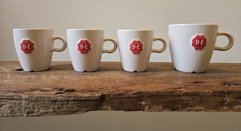 Douwe Egberts DE mokken wit met rood embleem (4 stuks), Ophalen of Verzenden, Zo goed als nieuw, Overige stijlen, Kop(pen) en/of Schotel(s)