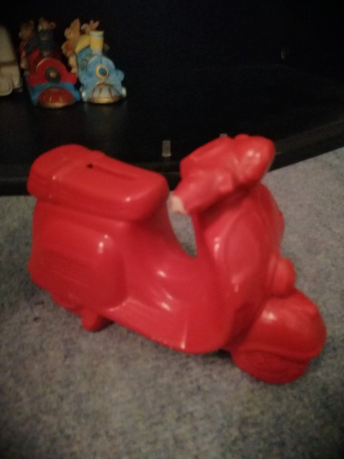 Rode scooter spaarpot, Ophalen of Verzenden, Gebruikt, Steen, Aardewerk of Keramiek, Dier