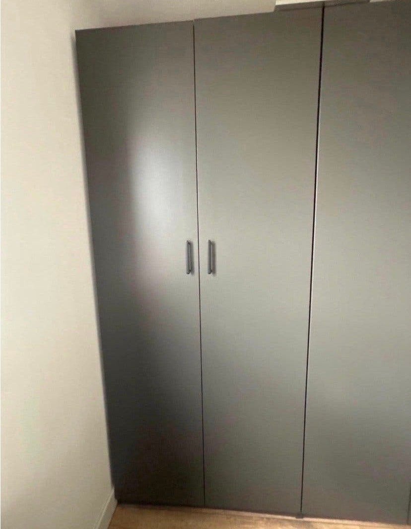 Grijse IKEA Pax kast met planken en hangruimte, Ophalen, Met deur(en), 100 tot 150 cm, 200 cm of meer