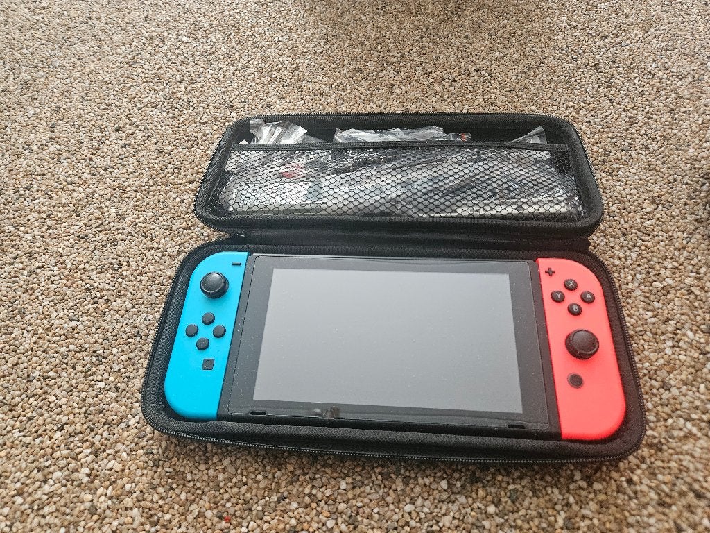 Foto 2 van Nintendo switch 1 met 3 games