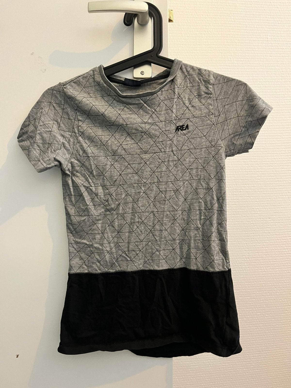 Grijs T-shirt met geometrische print Scamps & Boys, maat 146, Ophalen of Verzenden, Zo goed als nieuw, Jongen, Shirt of Longsleeve