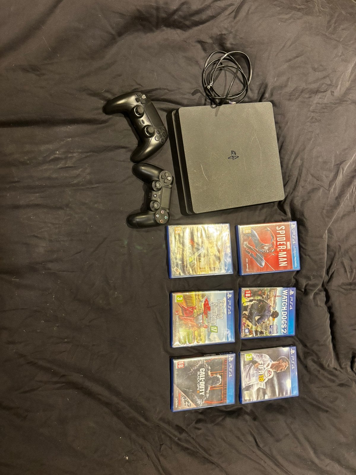 PlayStation 4 Slim 1TB + 2 Controllers + 6 Games, Ophalen, Zo goed als nieuw, Met 2 controllers