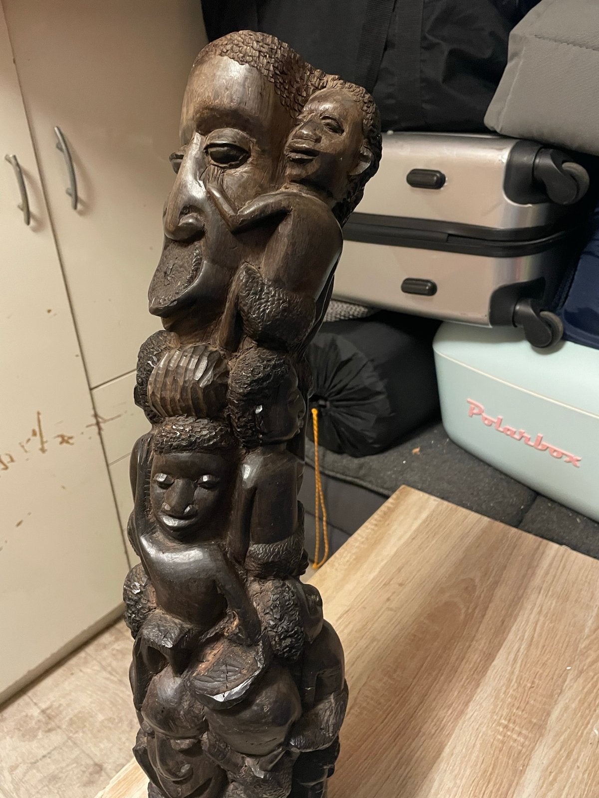 Houten Totempaal met Afrikaanse Figuren - Handgesneden, Antiek en Kunst, Groep mensen, Handgemaakt, Hout, Bruin