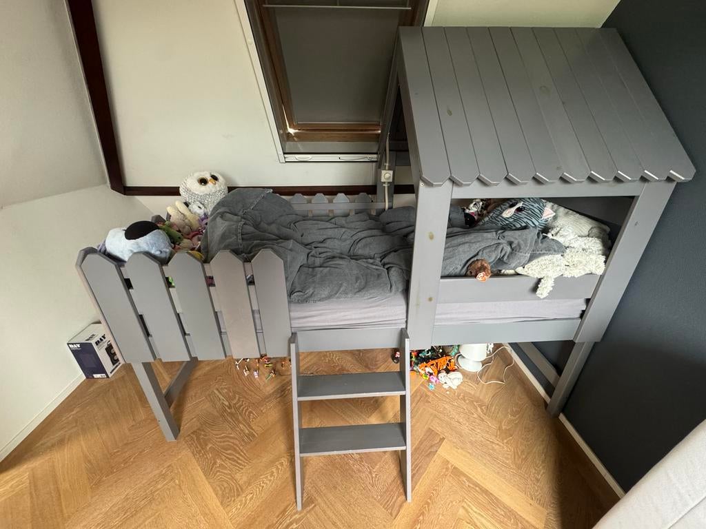 Boomhut hoogslaper in massief grenen grijs gebeitst, Ophalen, 85 tot 100 cm, Gebruikt, Lattenbodem