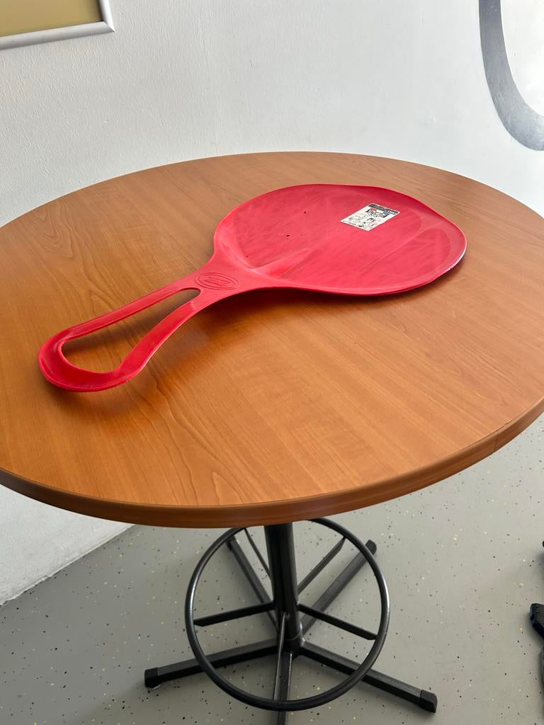 Rode kunststof slee - perfect voor winterplezier, Kinderen en Baby's, Speelgoed | Buiten | Sleeën, Ophalen of Verzenden, Gebruikt