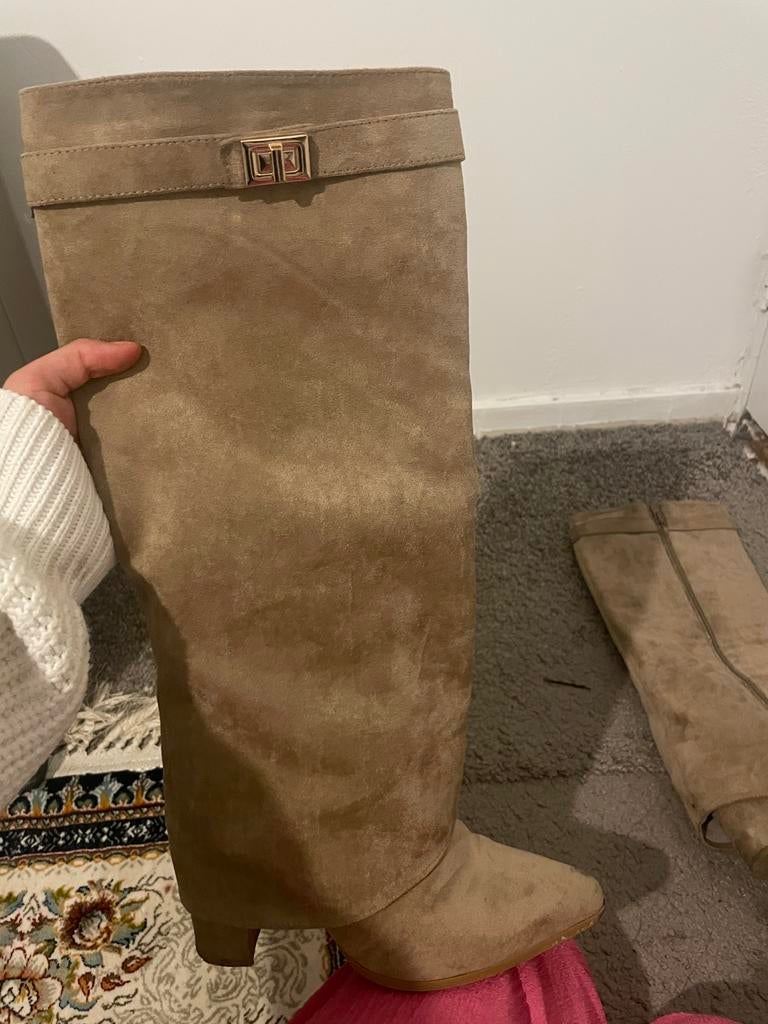 Trendy suède laarzen met gesp - Beige, Ophalen of Verzenden, Gedragen, Beige, Hoge laarzen