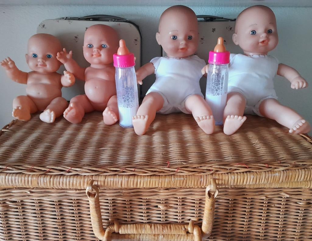 Babypoppen 2x kleine tweeling popjes + flesjes, Ophalen of Verzenden, Gebruikt, Babypop