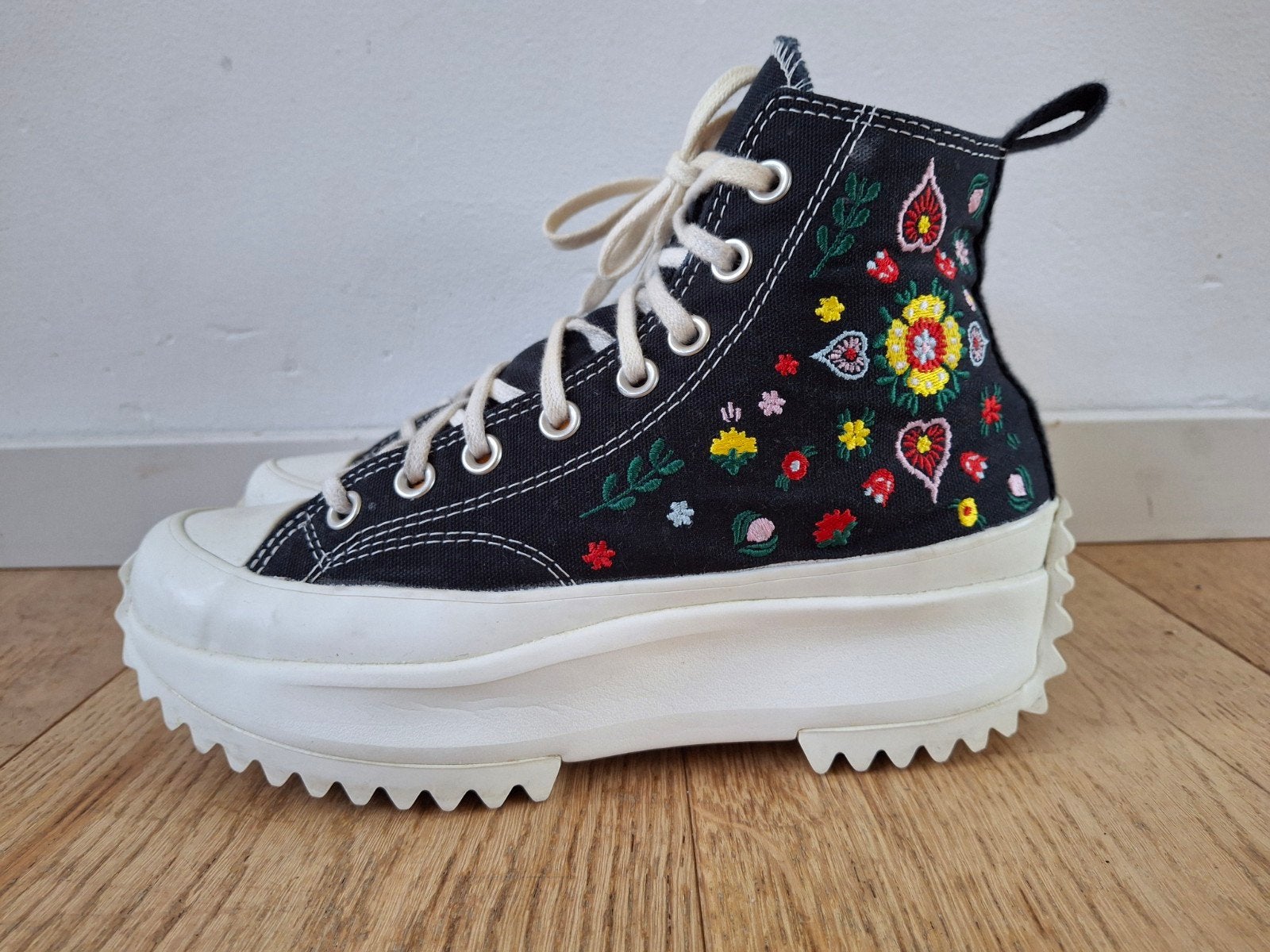 Converse Run Star Hike Hi Embroidered Floral Zwart Maat 40, Ophalen of Verzenden, Zo goed als nieuw, Zwart, Sneakers of Gympen