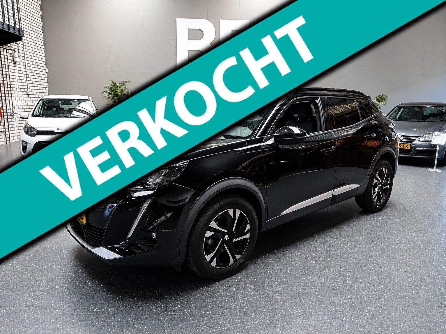 Peugeot 2008 1.2 PureTech 100 Allure, Dealer onderhouden, Gebruikt, 1199 cc, Zwart