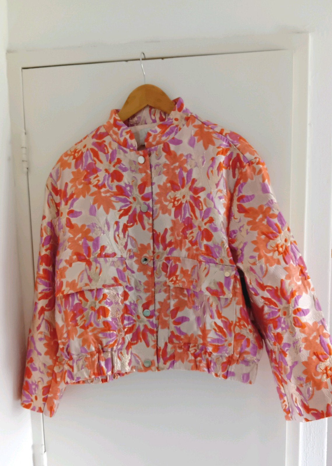 Ambika bomberjack bloemenprint glans oranje roze S/M, Kleding | Dames, Maat 38/40 (M), Overige kleuren, Ophalen of Verzenden, Zo goed als nieuw