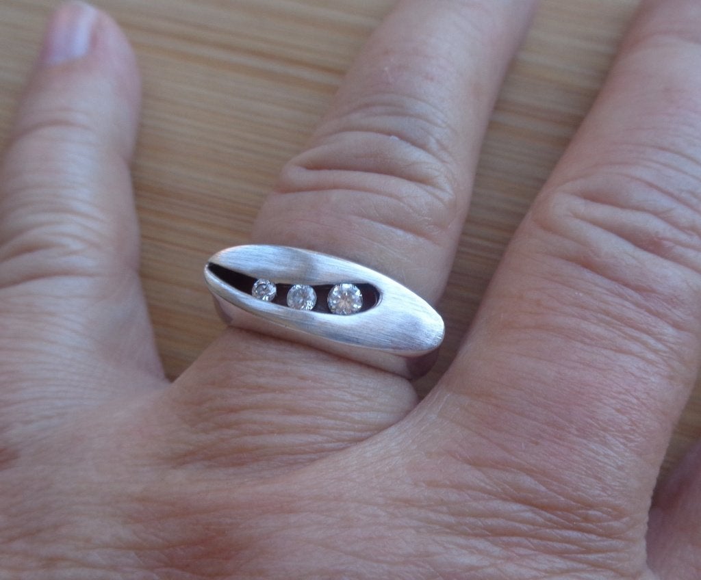zilveren design ring met drie heldere steentjes [722], Met kristal, 18 tot 19, Verzenden, Zo goed als nieuw