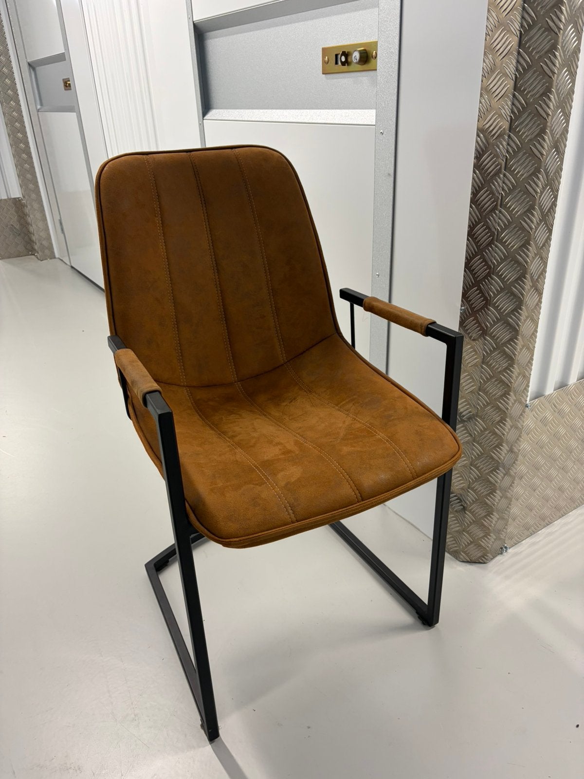 Faux-suede stoel, Huis en Inrichting, Stoelen, Ophalen, Zo goed als nieuw, Bruin, Eén