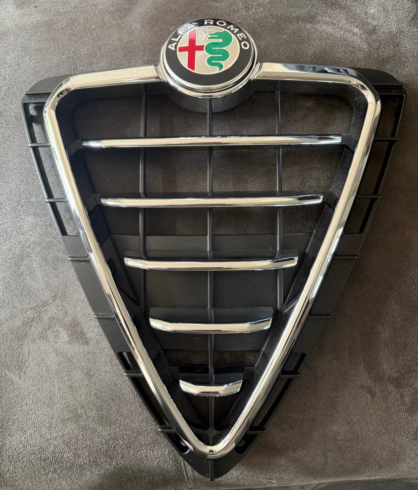 Complete Originele Alfa Romeo Giulietta grille / Scudetto,, Voor, Nieuw, Ophalen of Verzenden, Alfa Romeo