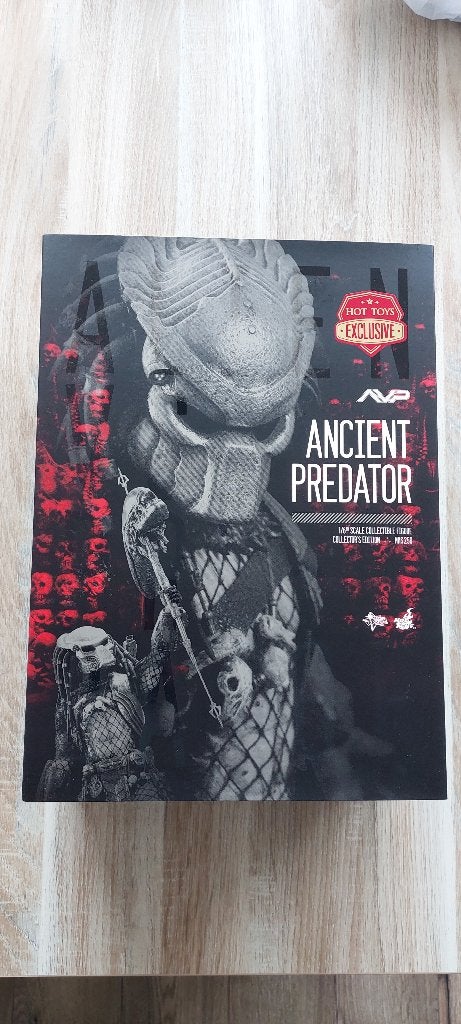 Hot Toys MMS 250 - AvP - Ancient Predator, Ophalen of Verzenden, Zo goed als nieuw, Film, Actiefiguur of Pop