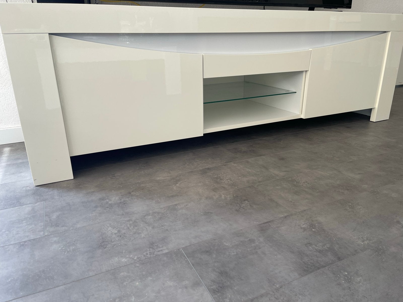 Wit hoogglans tv-meubel met blauwe LED-verlichting, Ophalen, 150 tot 200 cm, Zo goed als nieuw, Minder dan 100 cm