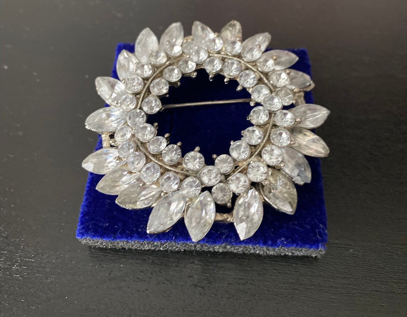 Vintage broche met strass steentjes, Overige materialen, Ophalen of Verzenden, Zo goed als nieuw, Zilver