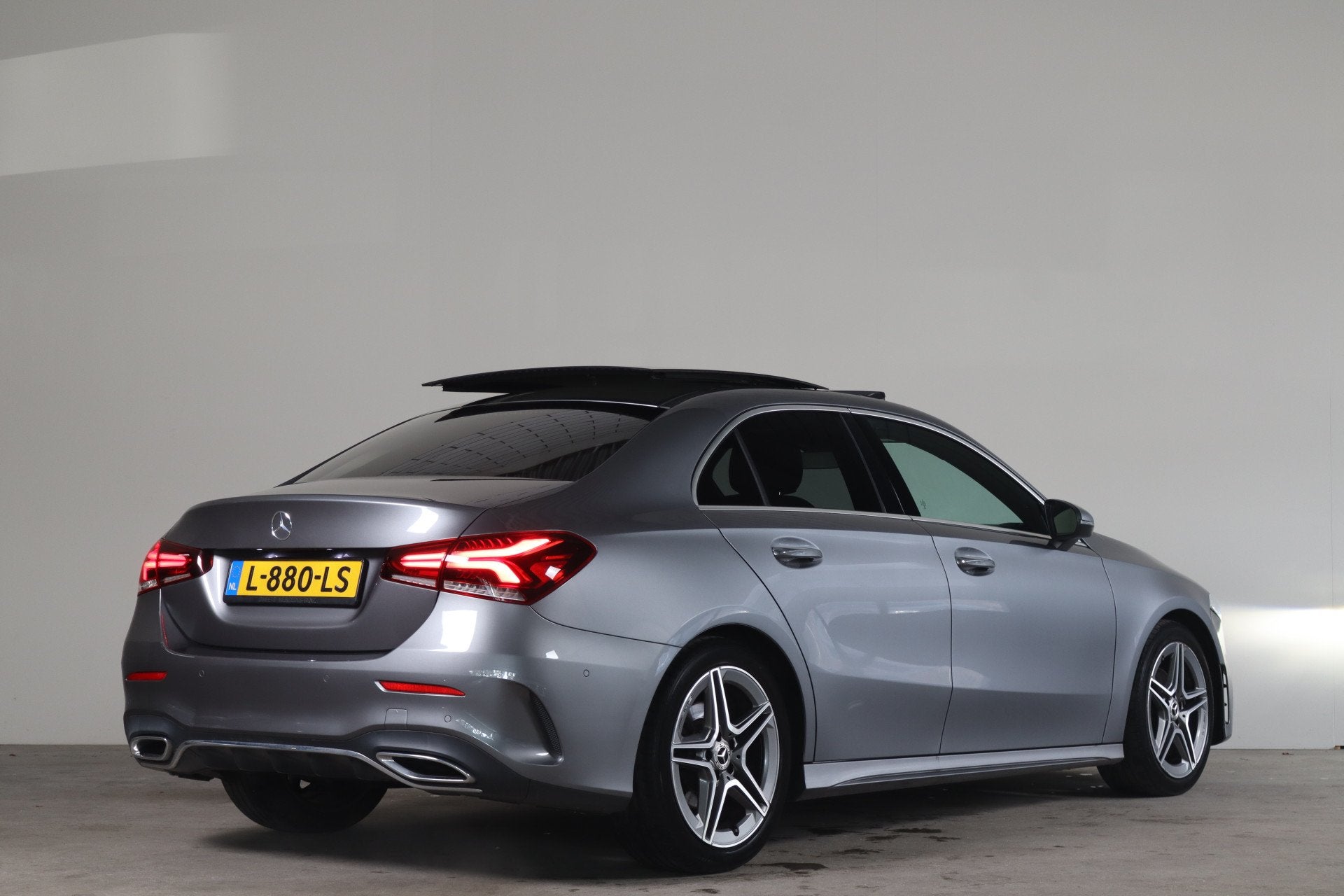 Mercedes-Benz A-Klasse 200 Business Solution AMG NL- Auto! A, Auto's, Mercedes-Benz, Gebruikt, Euro 6, 1290 kg, Origineel Nederlands