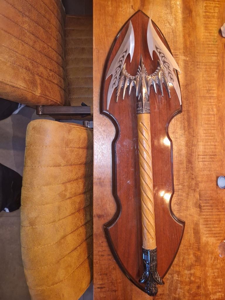 Decoratieve bijl op houten schild, Ophalen of Verzenden, Zo goed als nieuw