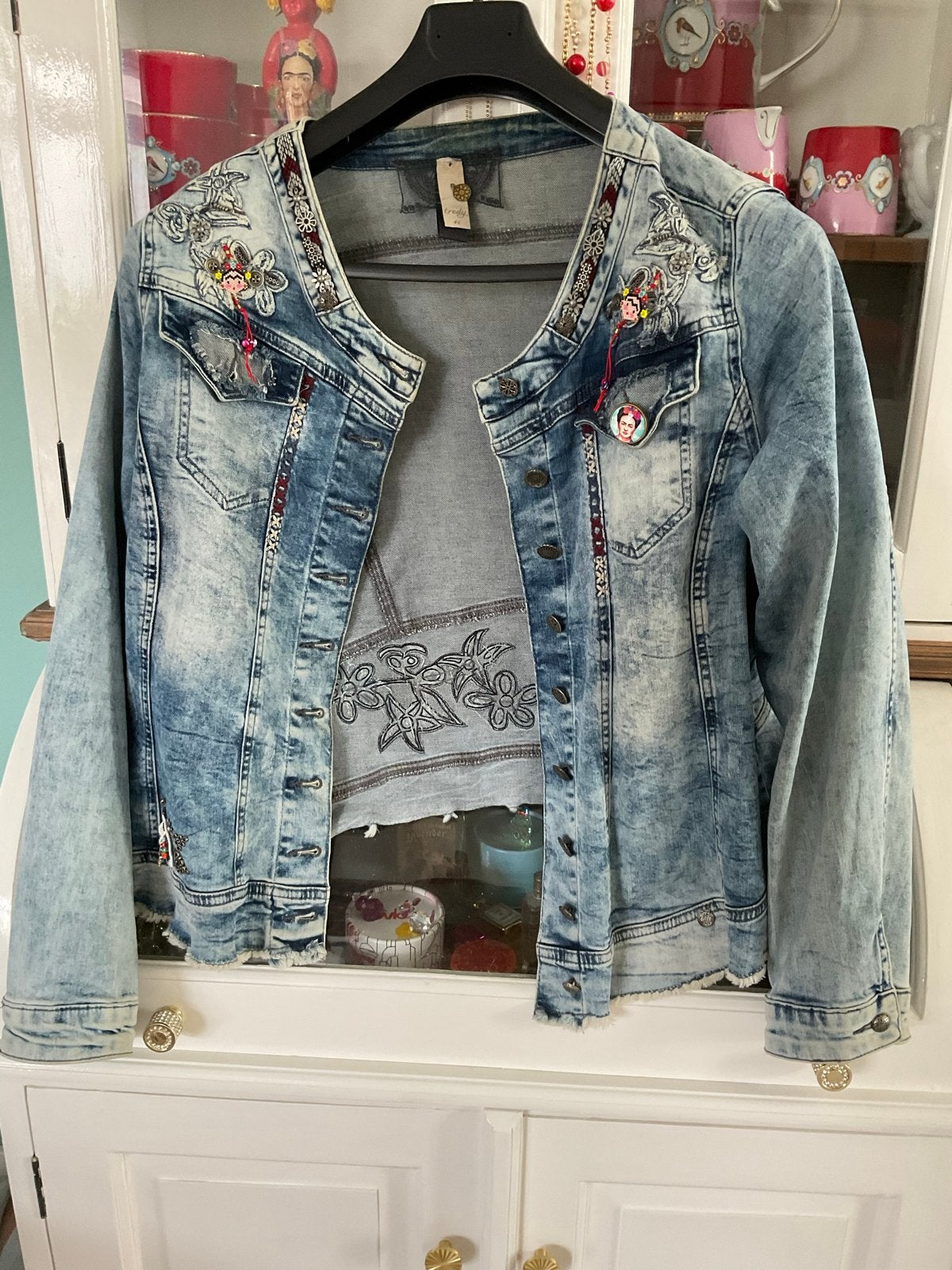Unieke spijkerjas met oa handgemaakte Frida Kahlo knoop, Kleding | Dames, Ophalen of Verzenden, Zo goed als nieuw, Maat 46/48 (XL) of groter