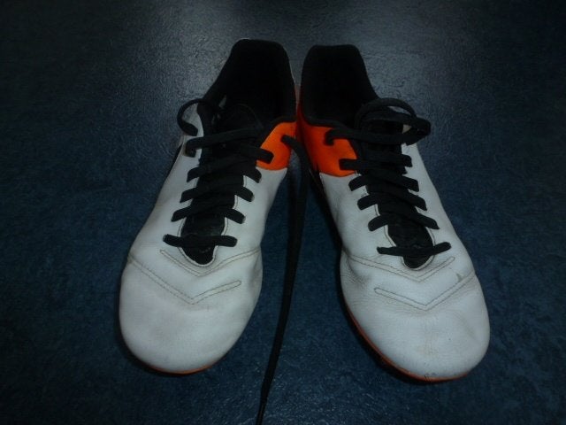 1 paar wit/oranje NIKE voetbalschoenen maat 38 1/2, Ophalen of Verzenden, Zo goed als nieuw, Nike, Jongen of Meisje