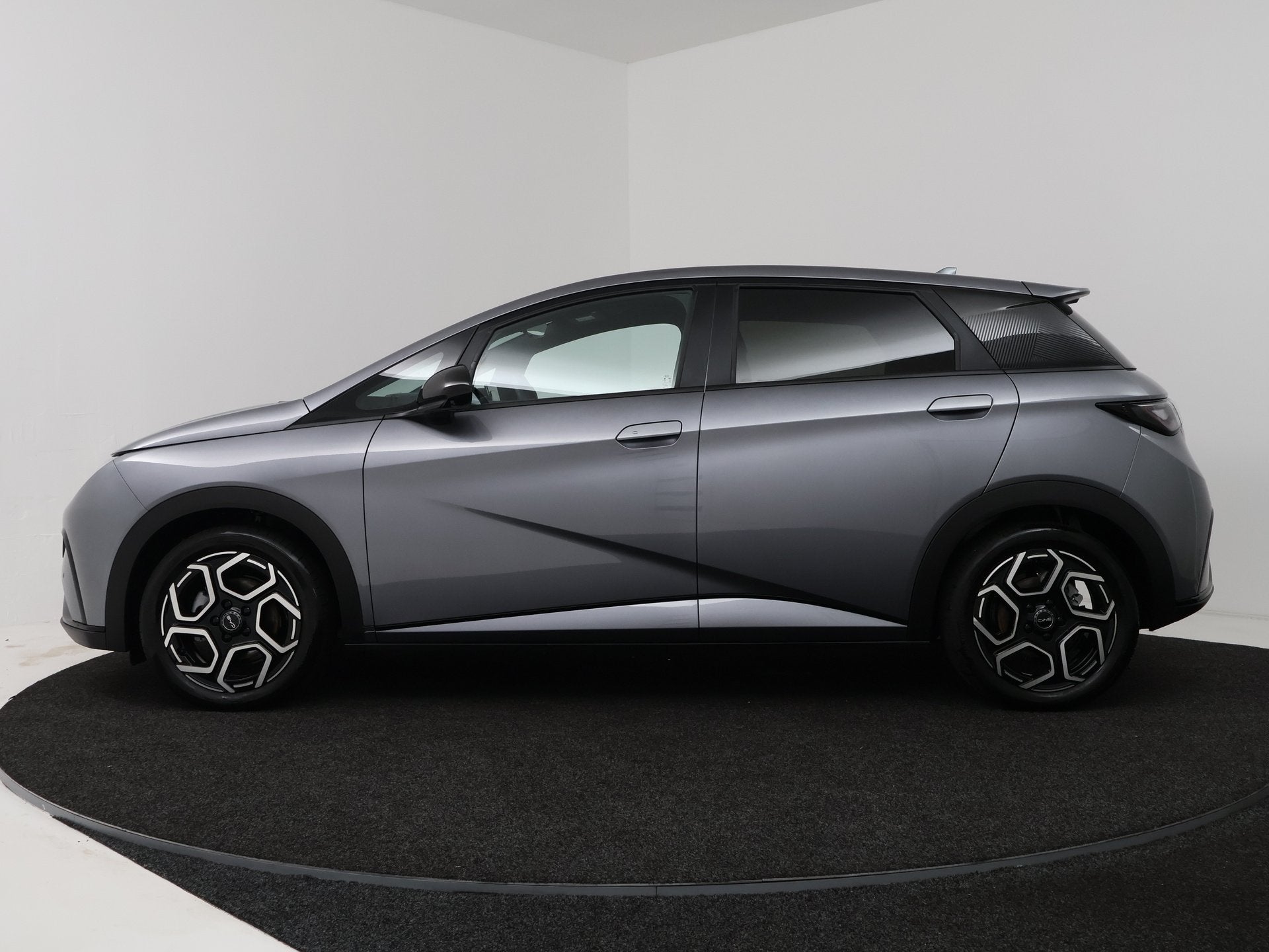 BYD Dolphin Design 60.4 kWh | Origineel NL! | NAP!, Auto's, Gebruikt, Zwart, 33 min, Origineel Nederlands