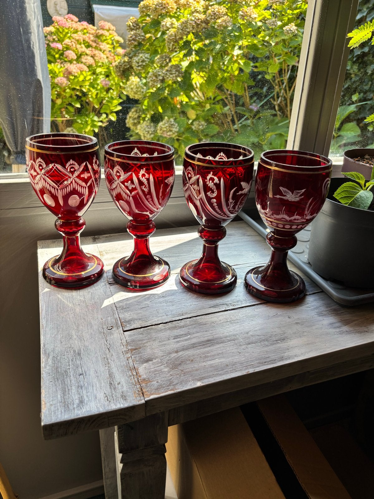 Set van 4 antieke robijnrode wijnglazen met gravure, Ophalen