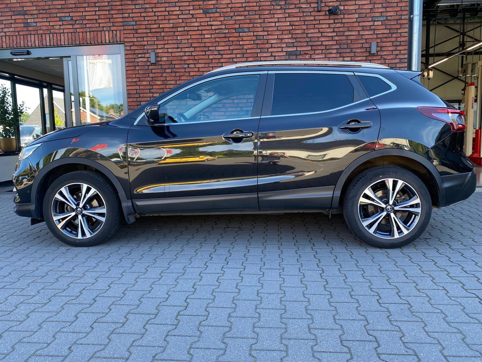 Nissan Qashqai 1.3 DIG-T Tekna +360cam/trekhaak/keyles/led/e, Auto's, Gebruikt, Euro 6, 4 cilinders, Zwart