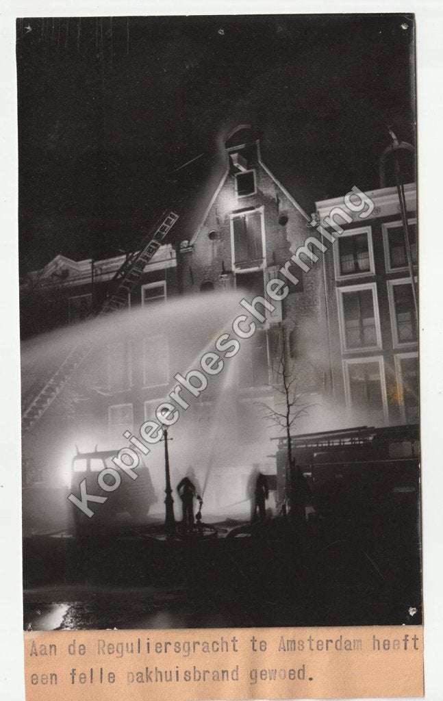 Brand pakhuis Reguliersgracht Amsterdam oude persfoto, Gebruikt, Verzenden, Foto, 1940 tot 1960