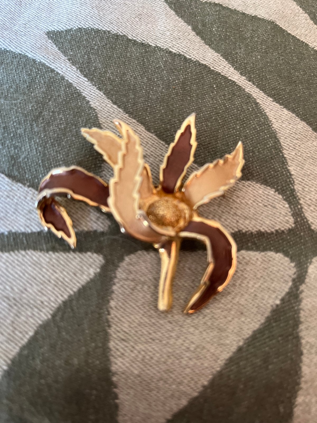 Vintage bloem broche - Bruin en beige emaille, Sieraden, Tassen en Uiterlijk, Overige materialen, 4 tot 7 cm, Bruin, Ophalen of Verzenden