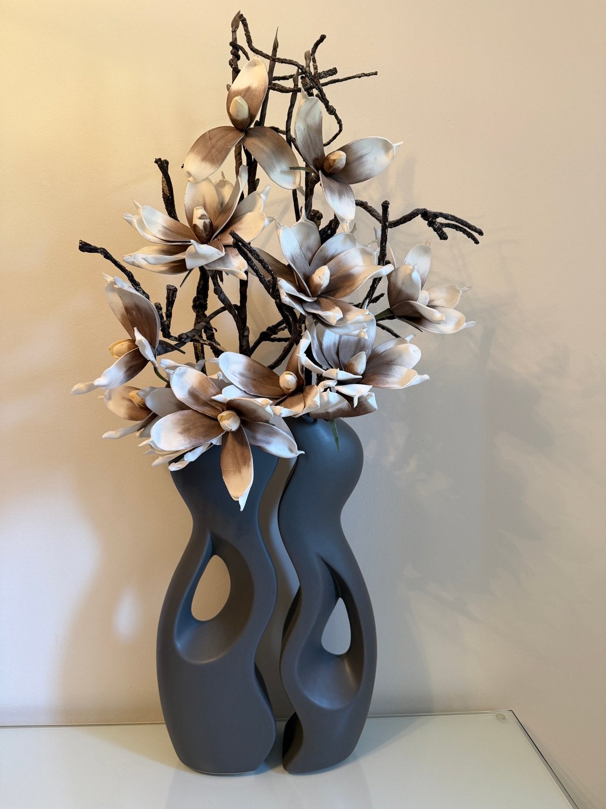 Moderne vaas met kunstbloemen magnolia’s - Grijs/Bruin, Ophalen of Verzenden, Zo goed als nieuw, Inclusief decoratie, Grijs