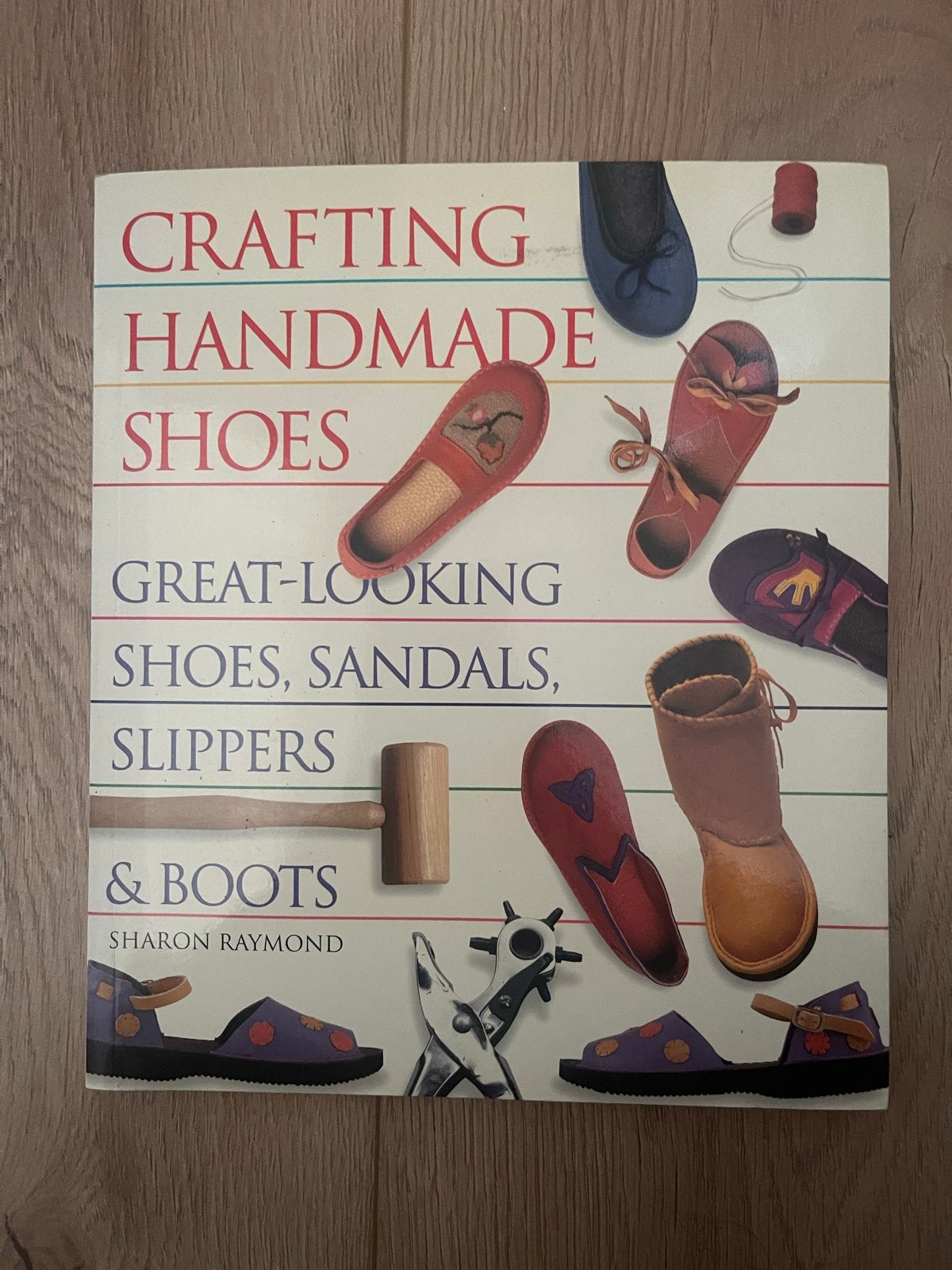 Boek: Crafting Handmade Shoes - Sharon Raymond, Ophalen of Verzenden, Zo goed als nieuw, Overige onderwerpen