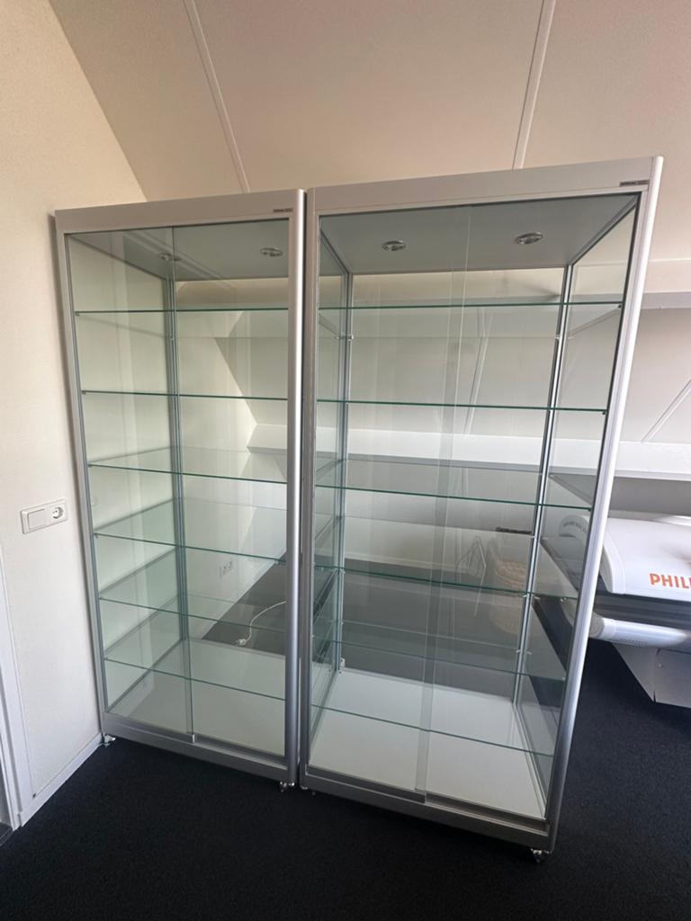 Glazen vitrinekasten met verlichting (1 stuks), 200 cm of meer, 25 tot 50 cm, Met deur(en), 50 tot 100 cm