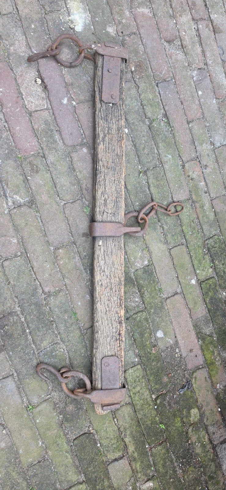 Antieke houten juk met ijzeren beslag, Ophalen