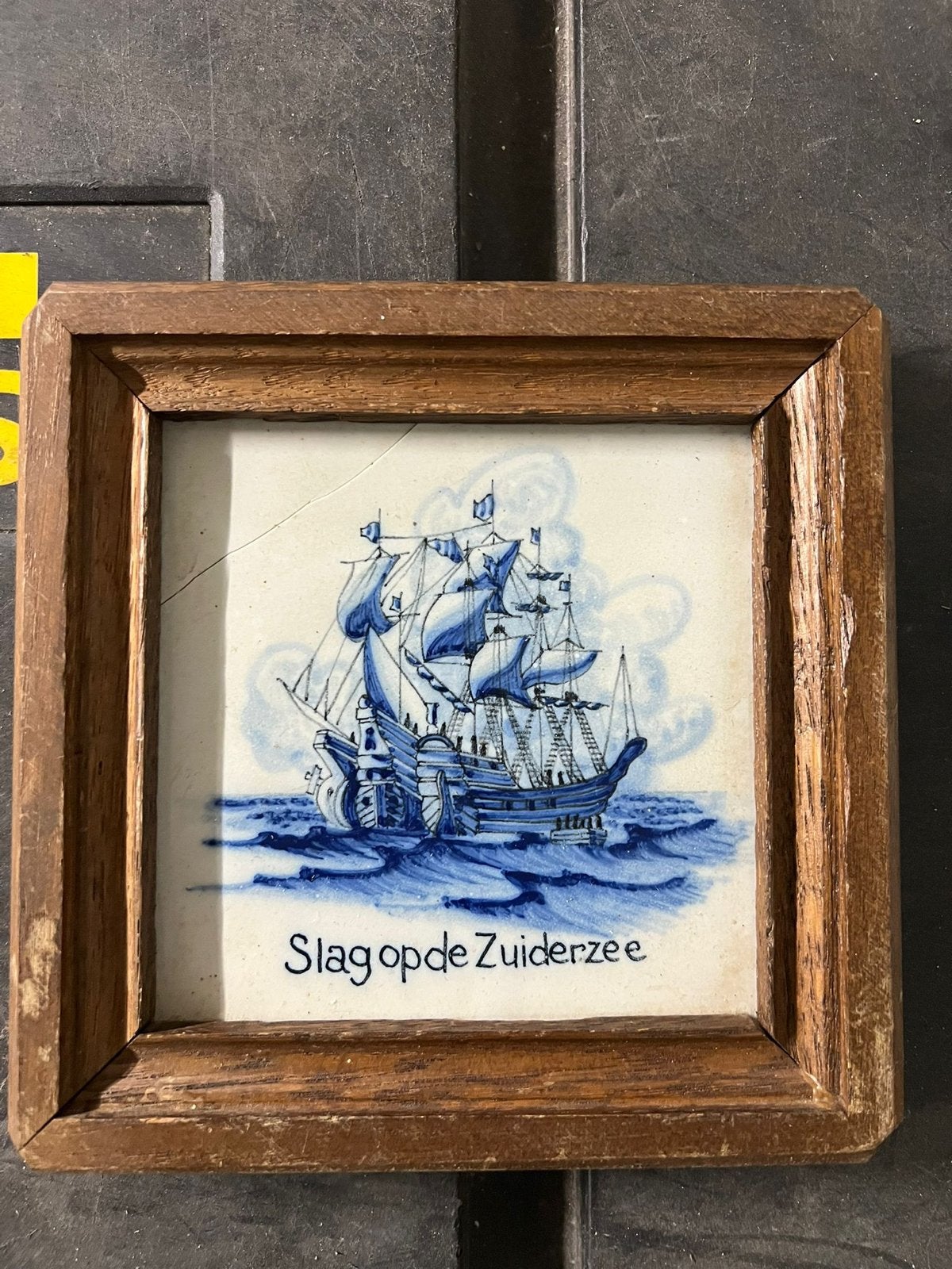 Delfts Blauw Tegeltje 'Slag op de Zuiderzee' met lijst, Antiek en Kunst, Antiek | Wandborden en Tegels, Ophalen of Verzenden