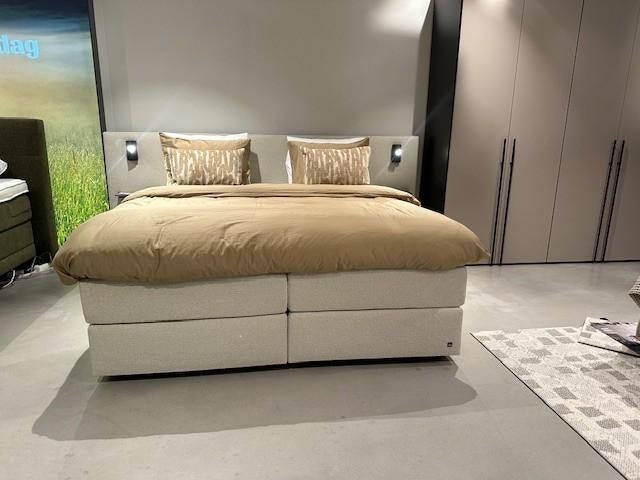Luxe boxspring met royaal hoofdbord vlak, Ophalen, Crème, Sommelsdijkse haven 19, Info@vissermeubelen.nl