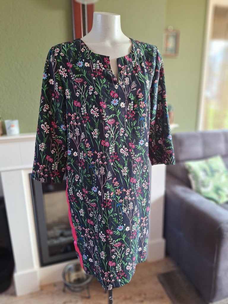 LaLotti bloementjes jurk met hard roze bies 40, Kleding | Dames, Maat 38/40 (M), Lalotti, Knielengte, Gedragen