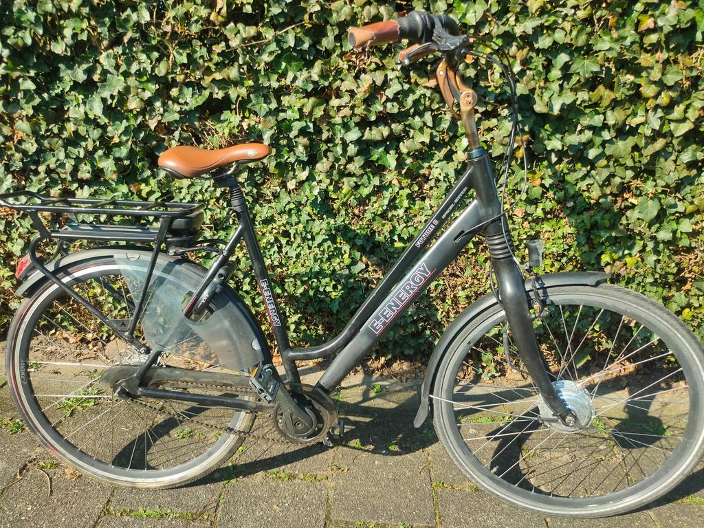 Zwarte fiets, Fietsen en Brommers, Fietsen | Dames | Damesfietsen, Versnellingen, 56 cm of meer, Zo goed als nieuw, Ophalen