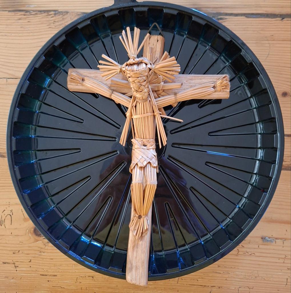 Religie   kruis combinatie hout en stro, Verzamelen, Religie, Ophalen of Verzenden