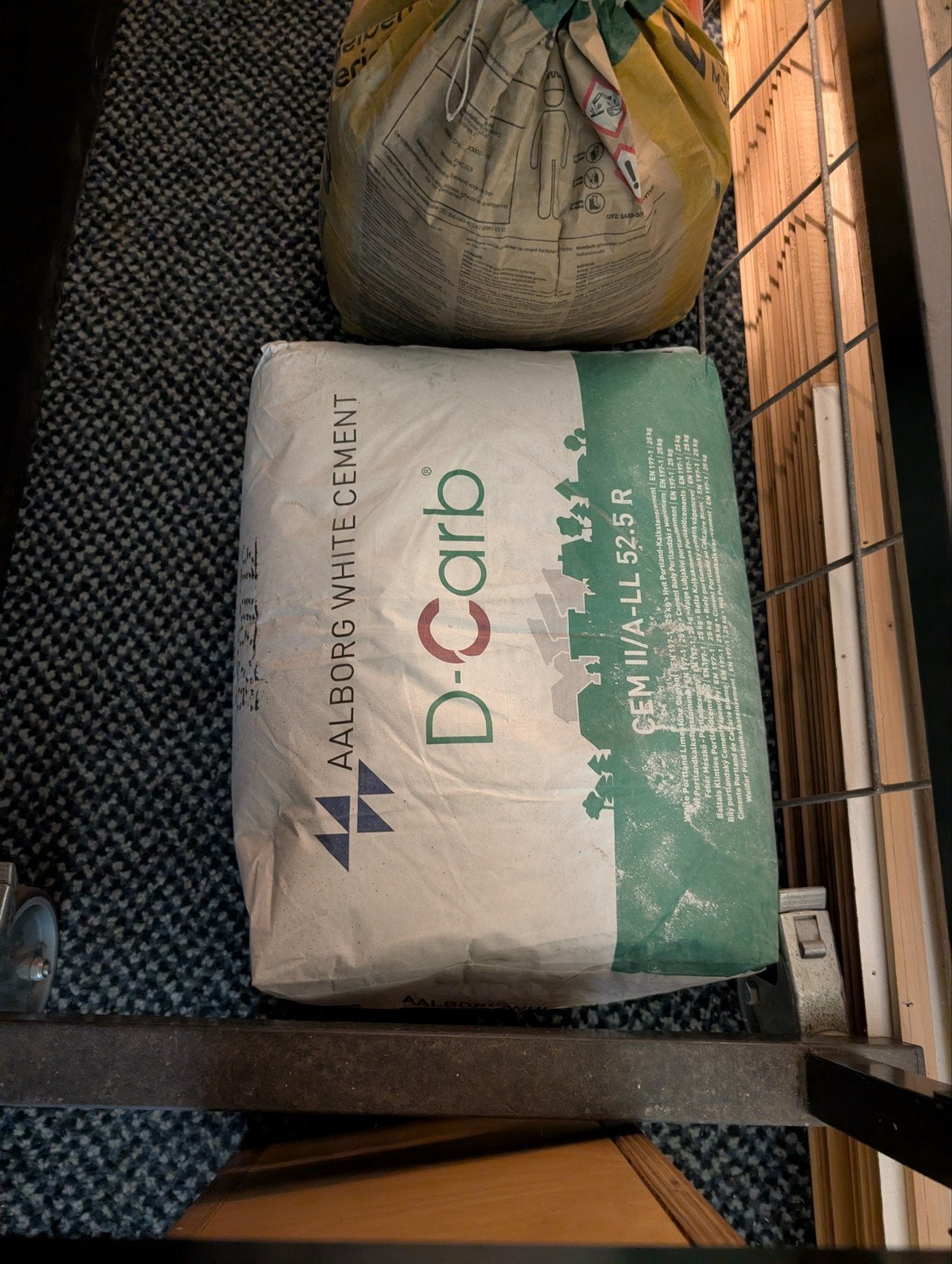 Aalborg witte cement + rest, Ophalen, Gebruikt
