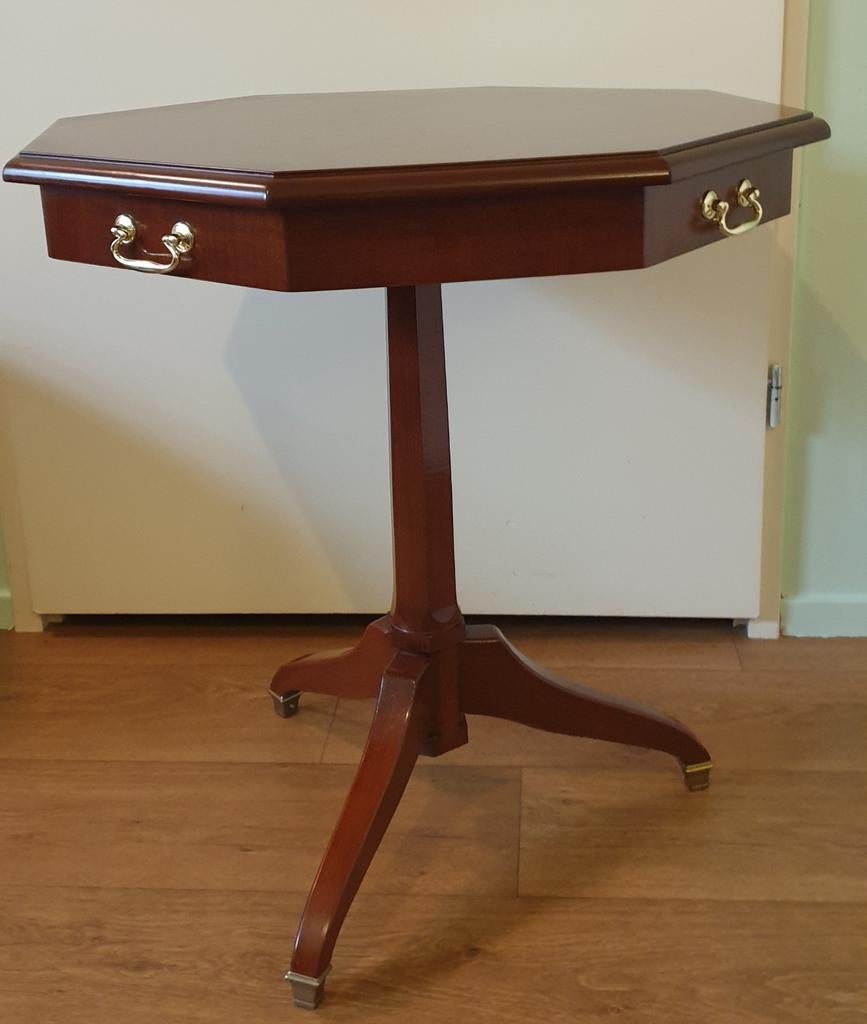 Achthoekige notenhouten tafel met messing details, Huis en Inrichting, Tafels | Bijzettafels, Ophalen, Gebruikt, Overige vormen