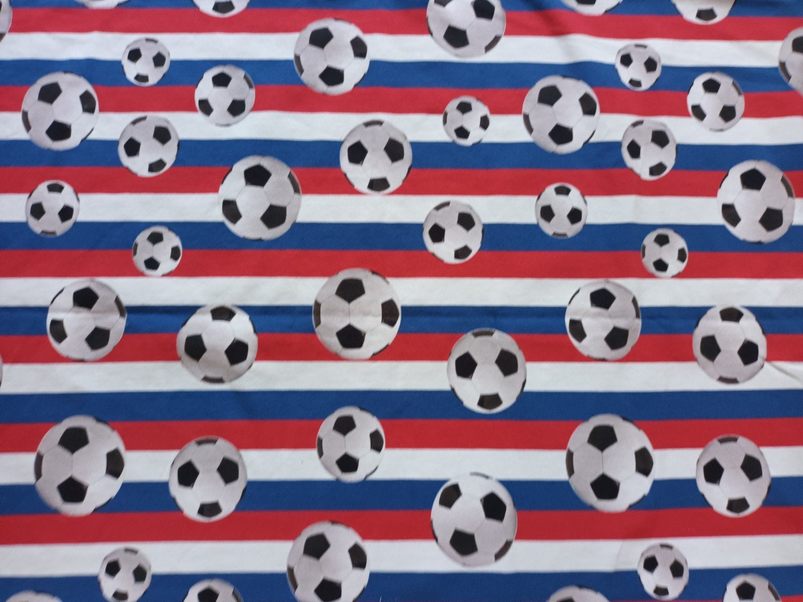 Lap stof ong 64 x 90 cm voetbal rood wit blauw voetballen, Hobby en Vrije tijd, Stoffen en Lappen, Ophalen of Verzenden, Zo goed als nieuw