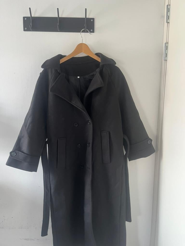 Lange, zwarte damesjas met riem, Kleding | Dames, Jassen | Winter, Ophalen of Verzenden, Nieuw, Maat 36 (S), Zwart