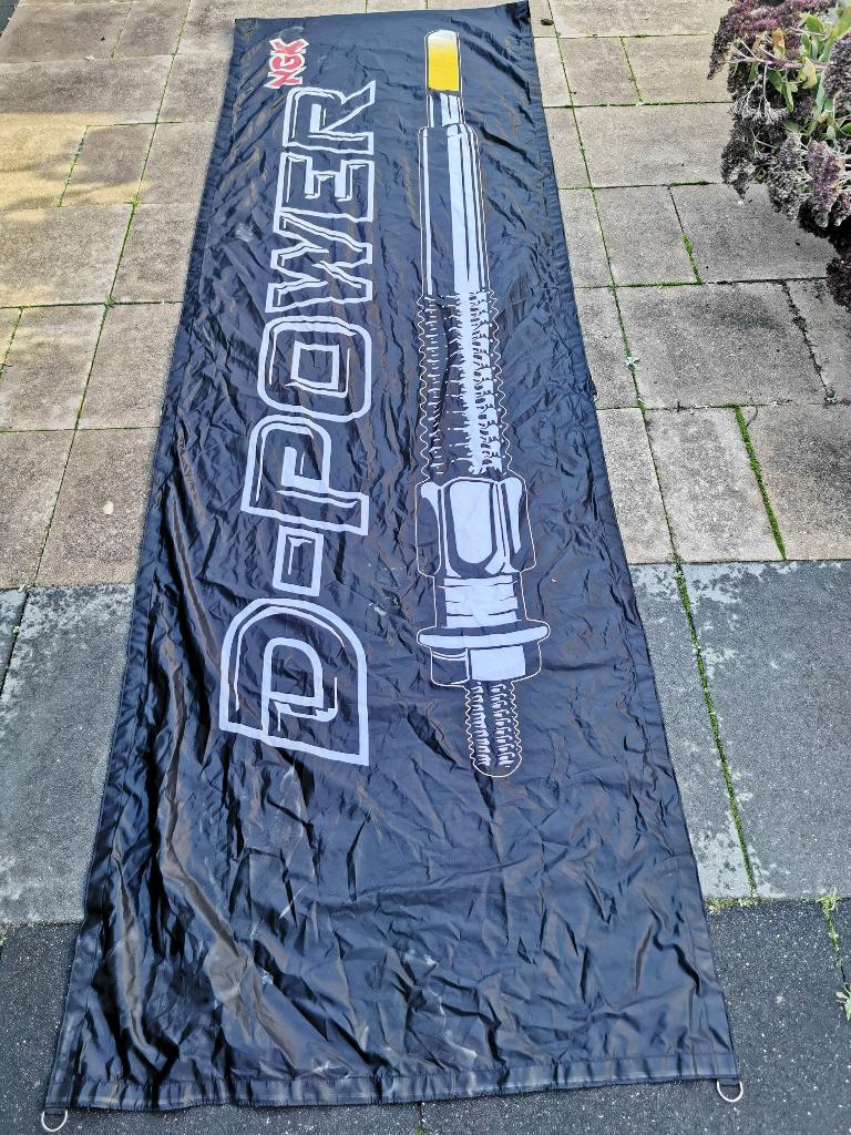 NGK grote (gloei) bougie vlag. 476 cm  96 cm., Verzamelen, Merken en Reclamevoorwerpen, Ophalen of Verzenden, Zo goed als nieuw