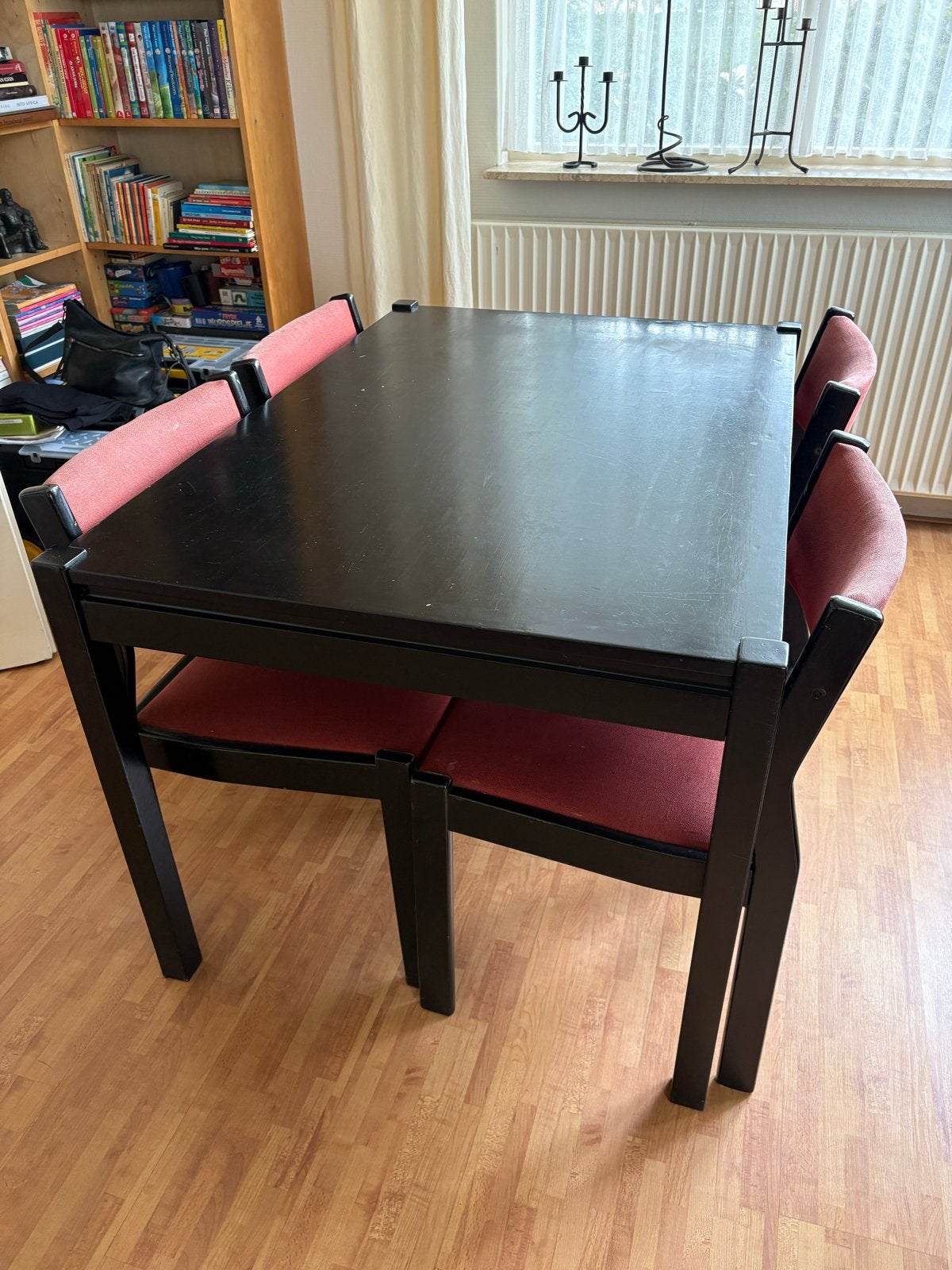 Eettafel met 4 stoelen - Zwart/Rood, Ophalen, Gebruikt, Zwart, Vier