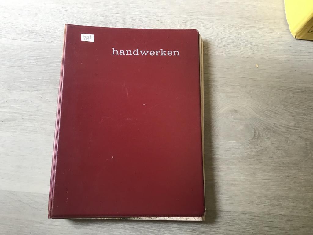 Jaargang Handwerken 1971 compleet met inlegvellen, Boeken, Ophalen of Verzenden, Zo goed als nieuw, Borduren en Naaien